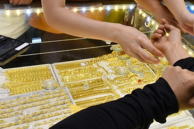 Giá vàng tăng vọt vào tối nay.