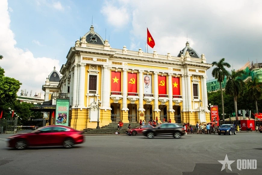 Quảng trường Cách mạng Tháng Tám nằm tại số 1 phố Tràng Tiền, (phường Hoàn Kiếm, TP Hà Nội).