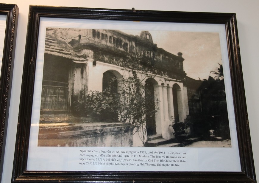 Tại đây, từ chiều ngày 23 đến 25-8-1945, Chủ tịch Hồ Chí Minh cùng các đồng chí trong Ban Thường vụ Trung ương Đảng đã nghe báo cáo về tình hình Tổng khởi nghĩa trên cả nước và bàn bạc những công việc chuẩn bị cho việc ra mắt Chính phủ lâm thời Việt Nam Dân chủ Cộng hòa tại Thủ đô. Ảnh tư liệu Tại đây, từ chiều ngày 23 đến 25-8-1945, Chủ tịch Hồ Chí Minh cùng các đồng chí trong Ban Thường vụ Trung ương Đảng đã nghe báo cáo về tình hình Tổng khởi nghĩa trên cả nước và bàn bạc những công việc chuẩn bị cho việc ra mắt Chính phủ lâm thời Việt Nam Dân chủ Cộng hòa tại Thủ đô. Ảnh tư liệu