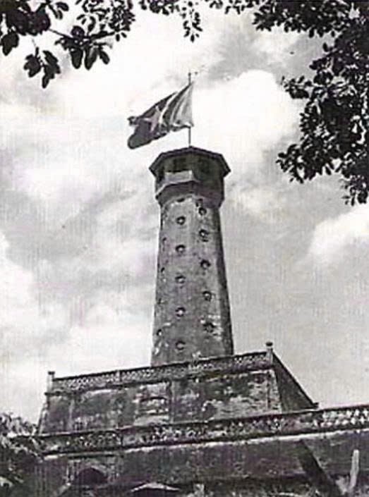 Cột cờ Hà Nội năm 1945. Ảnh tư liệu Cột cờ Hà Nội năm 1945. Ảnh tư liệu