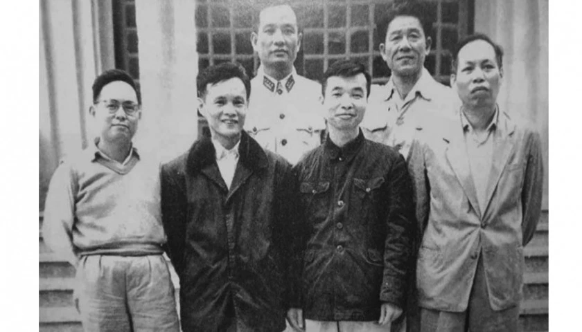 Hàng đầu, từ phải sang trái: Đồng chí Nguyễn Khang (người thứ nhất), Đại tướng Nguyễn Quyết (người thứ hai), Đại tá Lê Trọng Nghĩa (người thứ tư) gặp gỡ thân mật cán bộ, đội viên tự vệ tham gia khởi nghĩa Cách mạng Tháng Tám năm 1945 ở Hà Nội. Ảnh chụp năm 1960, do gia đình đồng chí Lê Trọng Nghĩa cung cấp