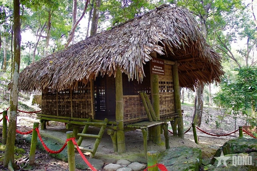 Lán Nà Nưa được dựng theo kiểu nhà sàn của đồng bào miền núi, nằm ở sườn núi Nà Nưa (Tân Trào, Tuyên Quang), gồm 2 gian: 1 gian Bác nghỉ ngơi, 1 gian Bác làm việc và tiếp khách.