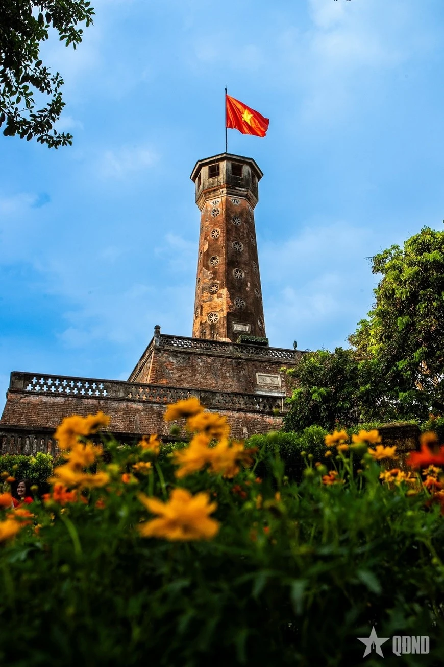 Cột cờ Hà Nội là điểm đến nổi bật, thu hút đông đảo du khách tới tham quan và chụp ảnh dịp kỷ niệm 80 năm Cách mạng Tháng Tám và Quốc khánh 2-9.