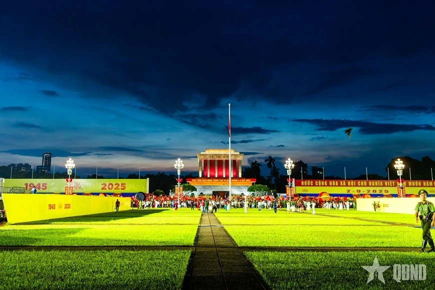 Quảng trường Ba Đình trong những ngày cận kề Lễ kỷ niệm 80 năm Cách mạng Tháng Tám và Quốc khánh 2-9.