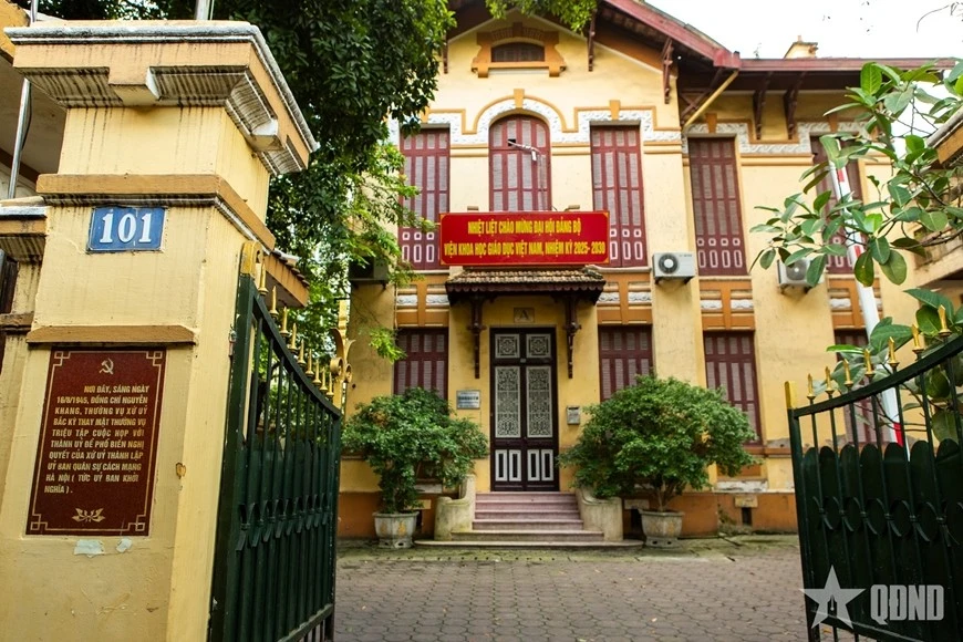 Ngay tại cổng di tích, tấm biển đá hình chữ nhật khắc rõ nội dung về di tích lịch sử này.