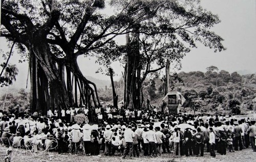 Chiều 16-8-1945, tại gốc đa Tân Trào, quân Giải phóng xuất quân tiến về Hà Nội, mở đầu cuộc Tổng khởi nghĩa giành chính quyền. Ảnh tư liệu Chiều 16-8-1945, tại gốc đa Tân Trào, quân Giải phóng xuất quân tiến về Hà Nội, mở đầu cuộc Tổng khởi nghĩa giành chính quyền. Ảnh tư liệu