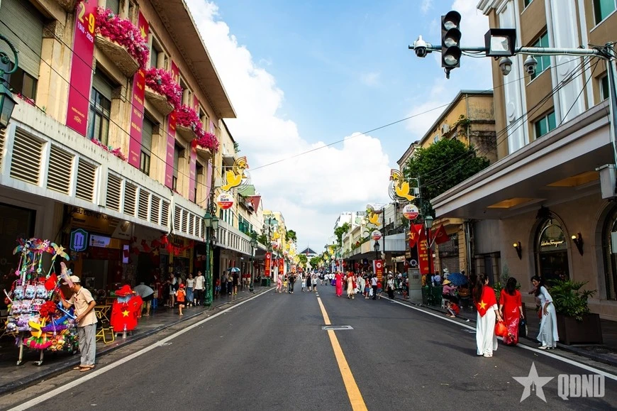 Phố Tràng Tiền nằm ở trung tâm Thủ đô, hiện nay là địa điểm du lịch, văn hóa thu hút nhiều du khách trong và ngoài nước.