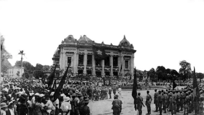 Ngày 19-8-1945, tại Quảng trường Nhà hát Lớn, cuộc mít tinh được tiến hành nghiêm trang, khí thế. Ảnh tư liệu