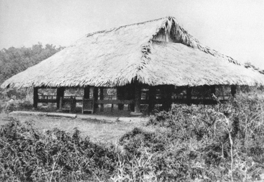 Đình Tân Trào được dựng năm 1853, với lối kiến trúc theo kiểu nhà sàn miền núi. Đình dựng lên nhằm đáp ứng nhu cầu tín ngưỡng và là nơi hội họp, sinh hoạt văn hóa của dân làng. Ảnh tư liệu Đình Tân Trào được dựng năm 1853, với lối kiến trúc theo kiểu nhà sàn miền núi. Đình dựng lên nhằm đáp ứng nhu cầu tín ngưỡng và là nơi hội họp, sinh hoạt văn hóa của dân làng. Ảnh tư liệu