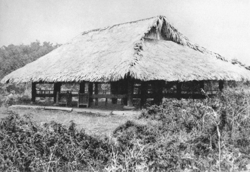 Đình Tân Trào được dựng năm 1853, với lối kiến trúc theo kiểu nhà sàn miền núi. Đình dựng lên nhằm đáp ứng nhu cầu tín ngưỡng và là nơi hội họp, sinh hoạt văn hóa của dân làng. Ảnh tư liệu