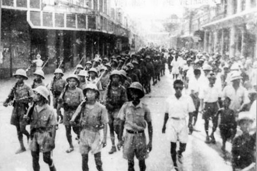 Hình ảnh phố Tràng Tiền ngày 19-8-1945. Ảnh tư liệu Hình ảnh phố Tràng Tiền ngày 19-8-1945. Ảnh tư liệu
