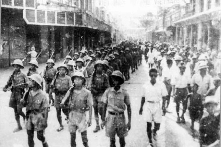 Hình ảnh phố Tràng Tiền ngày 19-8-1945. Ảnh tư liệu