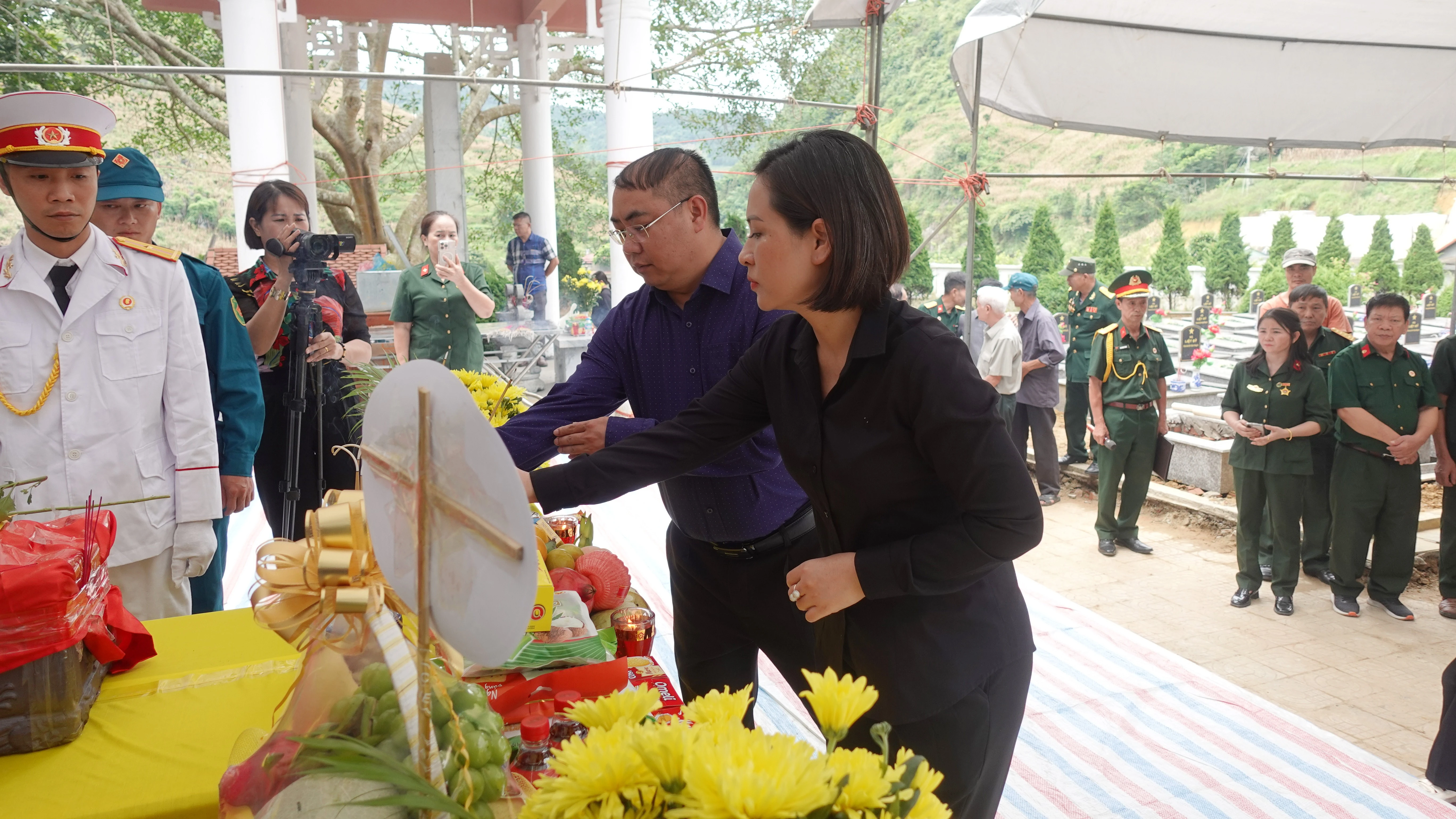 Các đồng chí lãnh đạo xã và người thân dâng hương tưởng niệm Liệt sĩ Vương Văn Cùng.