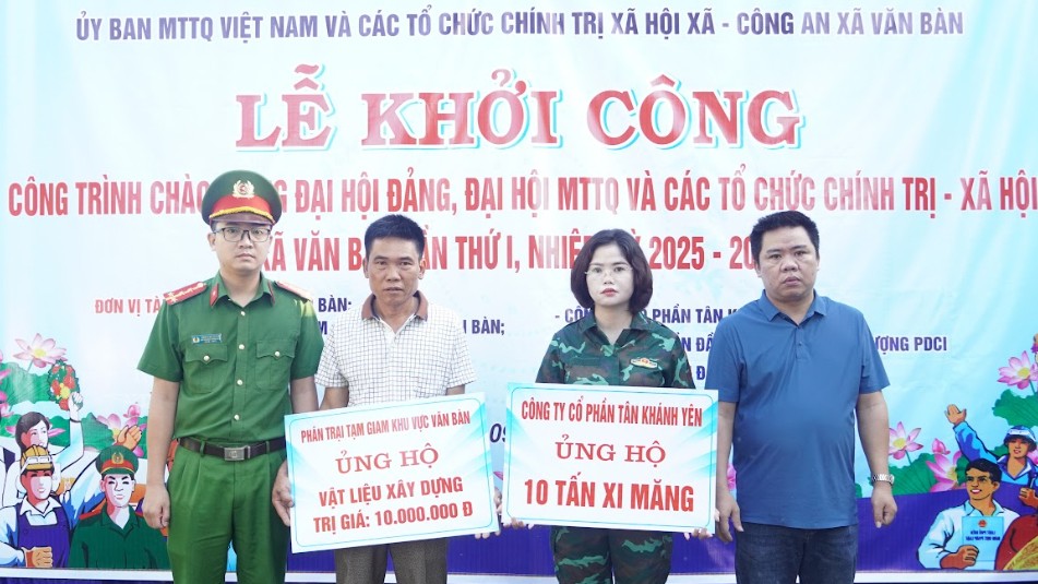 Các tổ chức, cá nhân trao hỗ trợ xây dựng công trình. untitled-1.jpg