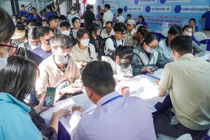 Sinh viên trúng tuyển Trường ĐH Công thương TPHCM năm 2025 đăng ký ở ký túc xá của trường.