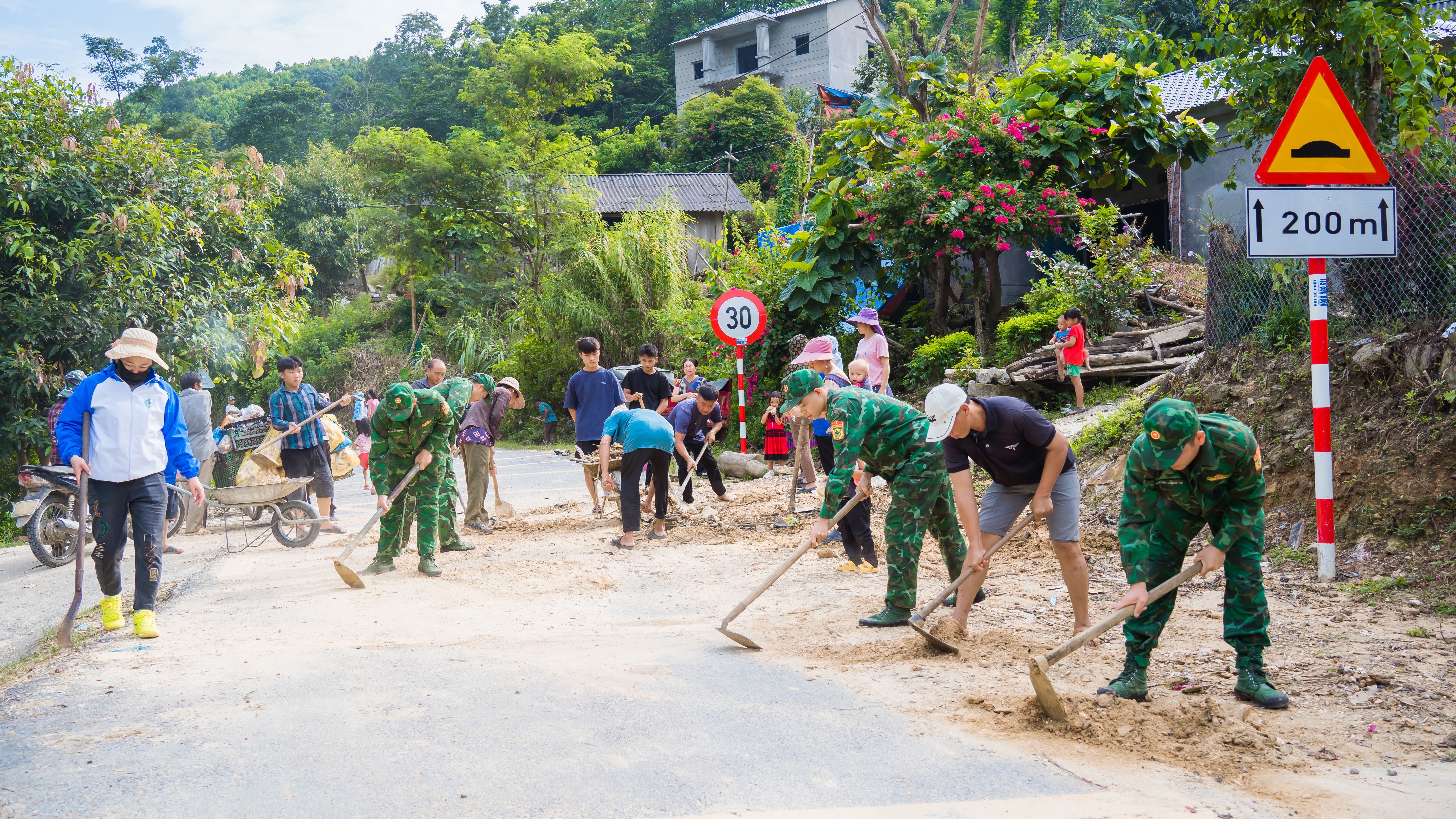 Hội viên phụ nữ, chiến sĩ Đồn biên phòng Nậm Chảy và Nhân dân tham gia vệ sinh môi trường, tạo cảnh quan. dsc09906.jpg