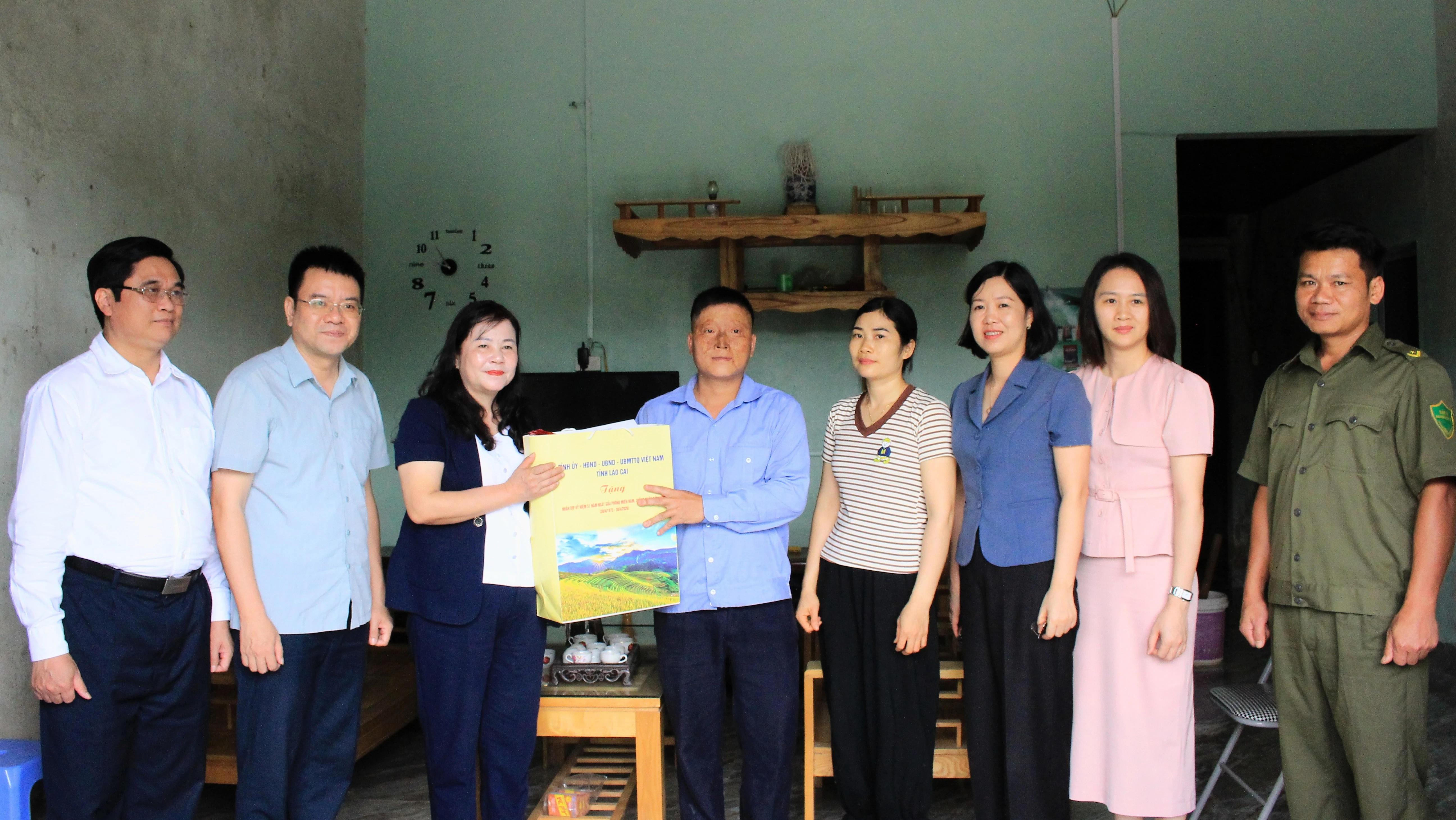 Đoàn công tác thăm, tặng quà ông Vàng Văn Thắng.