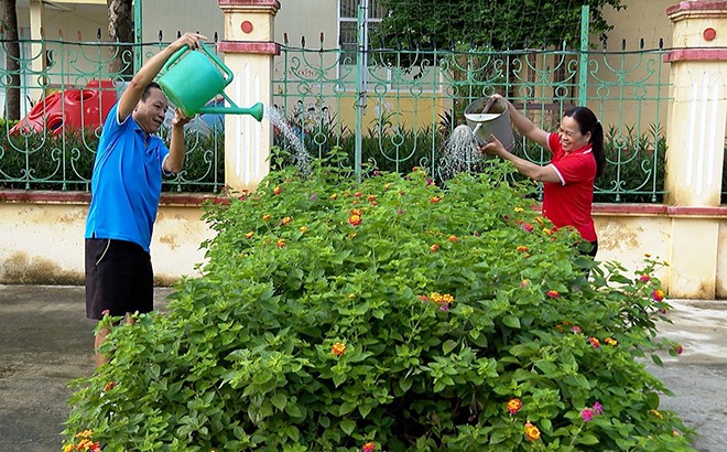 Người dân ở Tổ dân phố Phúc Thọ thường xuyên chăm sóc hoa, cây cảnh, tạo cảnh quan môi trường sống sáng, xanh, sạch, đẹp. Người dân ở Tổ dân phố Phúc Thọ thường xuyên chăm sóc hoa, cây cảnh, tạo cảnh quan môi trường sống sáng, xanh, sạch, đẹp.