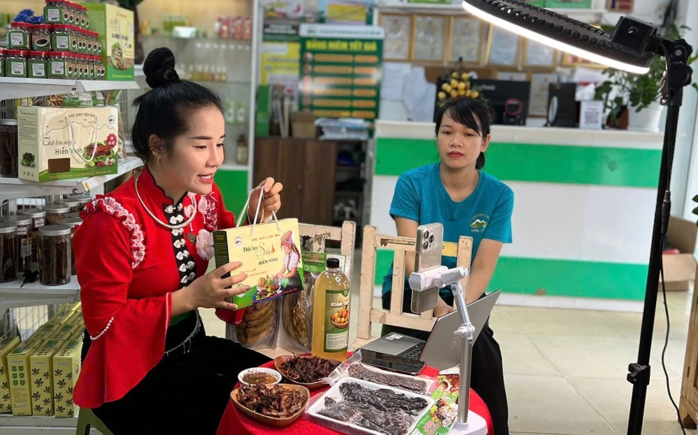 HTX Sản xuất chế biến nông sản Tây Bắc Hiền Vinh livestream bán hàng trên các nền tảng mạng xã hội.