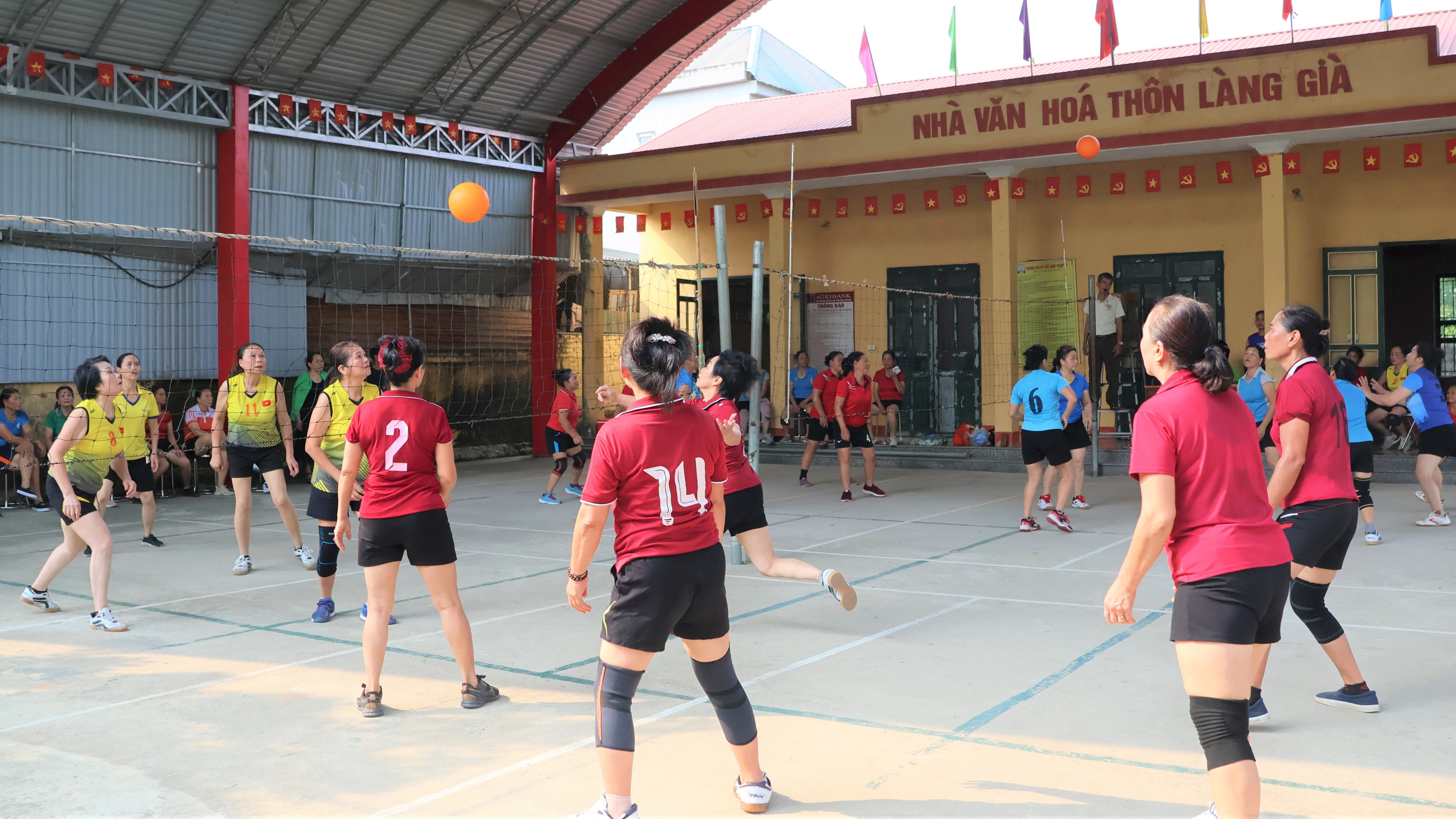 Các hoạt động giao lưu thể thao diễn ra sôi nổi. cac-thon-tren-dia-ban-xa-to-chuc-giai-bong-chuyen-hoi-chao-mung-dai-hoi-dai-bieu-dang-bo-xa-luc-yen-lan-thu-i-nhiem-ky-2025-2030.jpg