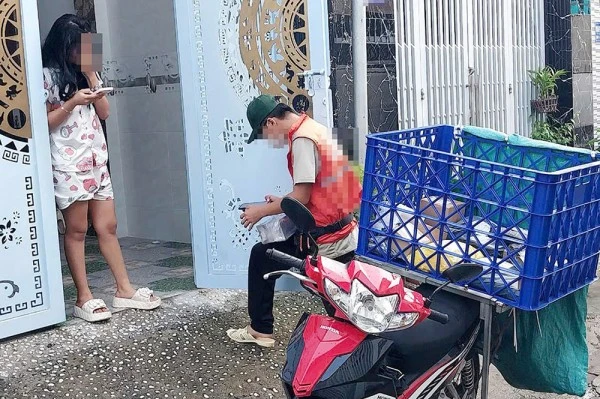 Người dân mua hàng online cần cảnh giác khi người giao hàng gọi điện yêu cầu chuyển khoản mà chưa nhận hàng.