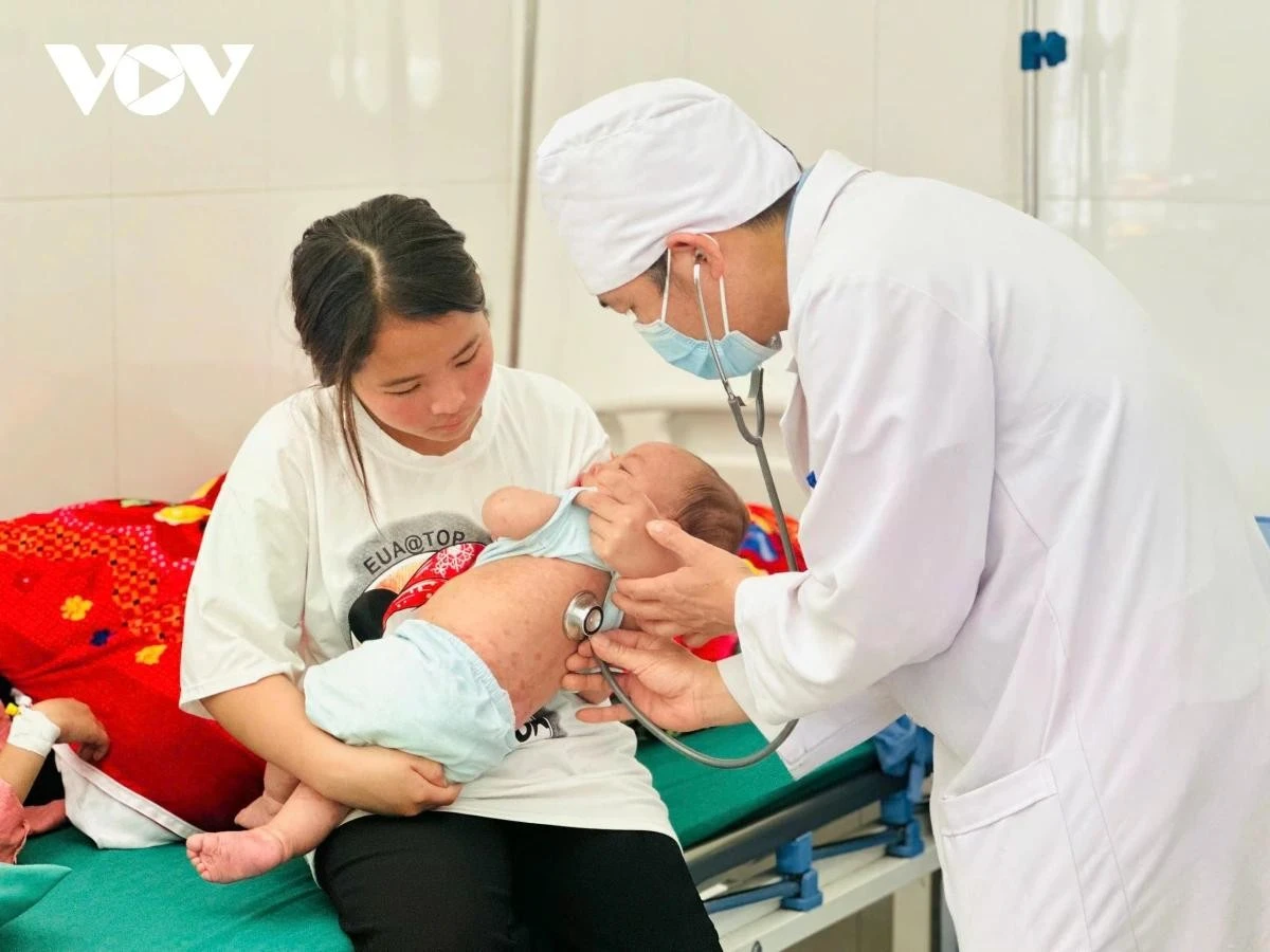 Theo dõi, điều trị một ca nhi mắc sởi tại huyện vùng cao Mường Khương