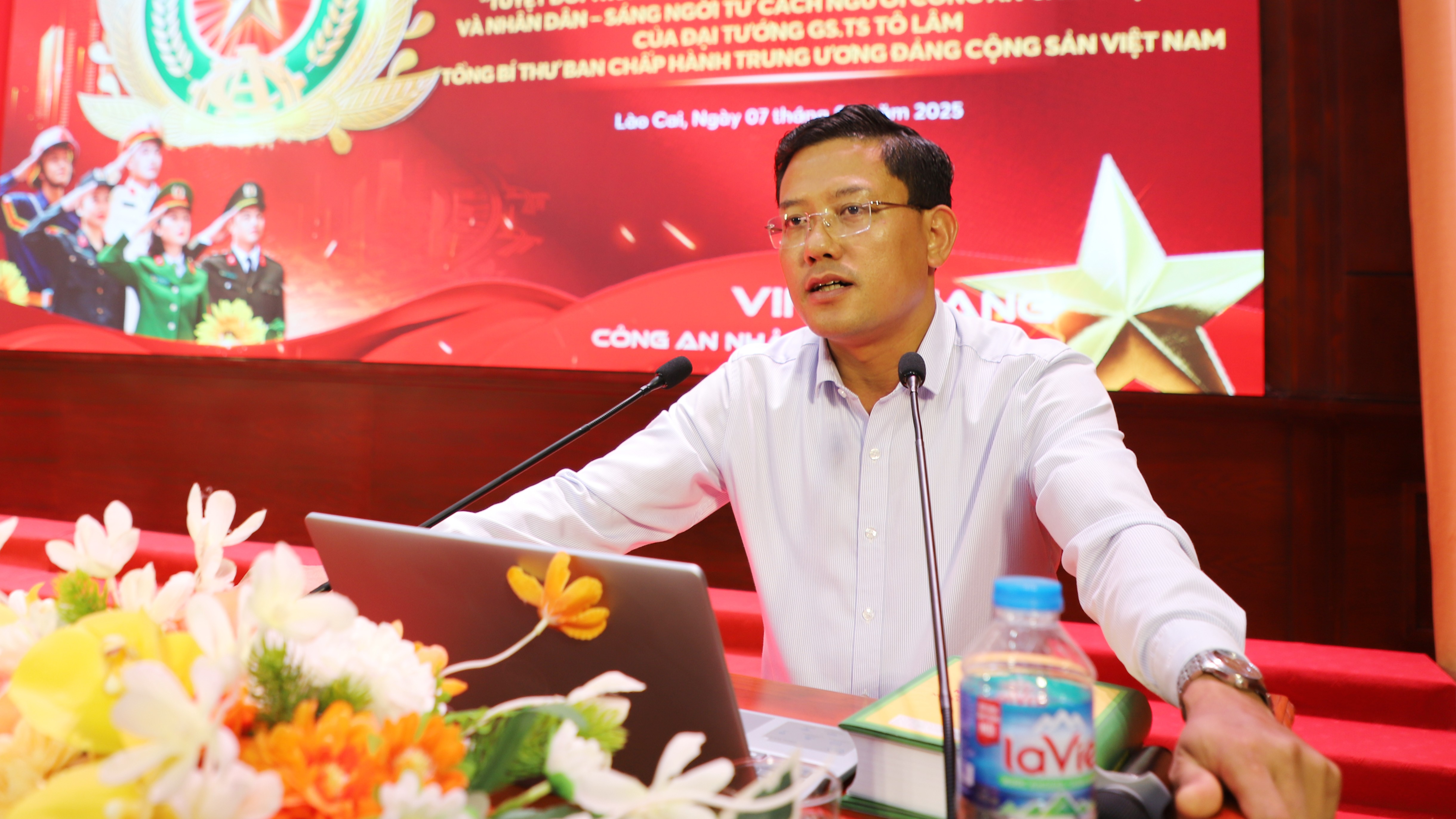 Đồng chí Phùng Nam Trung phổ biến chuyên đề tại hội nghị. anh-3-thac-si-phung-nam-trung-pho-truong-ban-tuyen-giao-va-dan-van-tinh-uy-pho-bien-quan-triet-tuyen-truyen-chuyen-de-tai-hoi-nghi.jpg