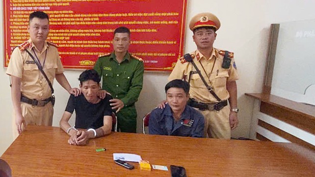 Lực lượng CSGT bắt giữ đối tượng Đinh Xuân Hòa và Lương Hoàng Hiếu. anh-3-luc-luong-csgt-bat-giu-bat-giu-2-doi-tuong-dinh-xuan-hoa-sinh-nam-1975-va-luong-hoang-hieu-sinh-nam-1994-cung-tang-vat-la-6-goi-ma-tuy-heroin.jpg