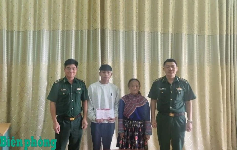 Cán bộ Đồn Biên phòng Si Ma Cai trao hỗ trợ cho "con nuôi đồn Biên phòng" - nguồn động viên to lớn để các cháu học sinh là con em đồng bào dân tộc viết tiếp ước mơ của mình.