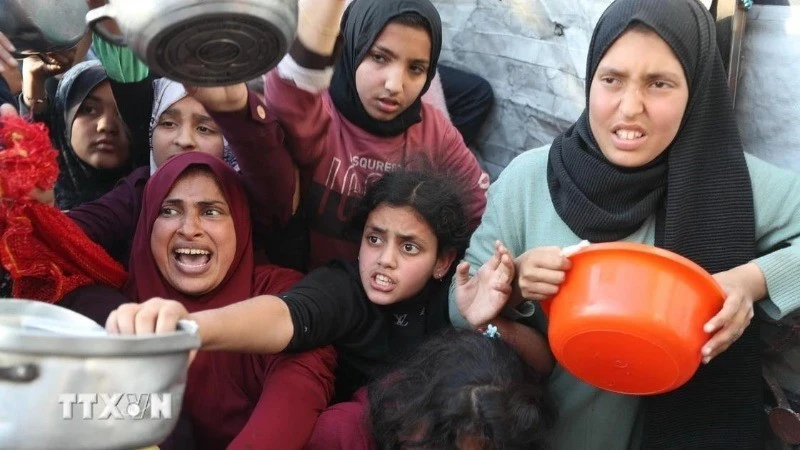 Người dân chờ nhận thức ăn cứu trợ tại Beit Lahia, miền bắc Dải Gaza ngày 22/3/2025.