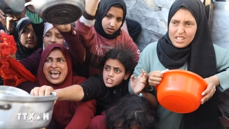 Người dân chờ nhận thức ăn cứu trợ tại Beit Lahia, miền bắc Dải Gaza ngày 22/3/2025.