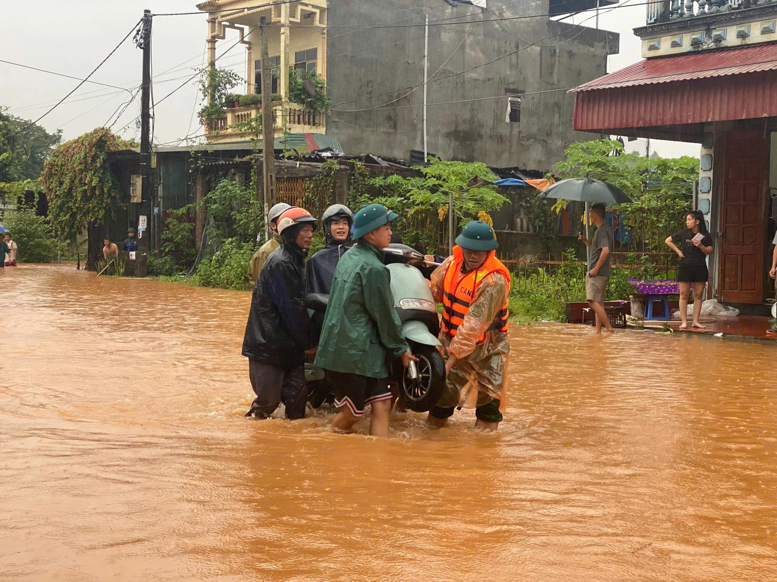 Giúp dân di chuyển tài sản..jpg