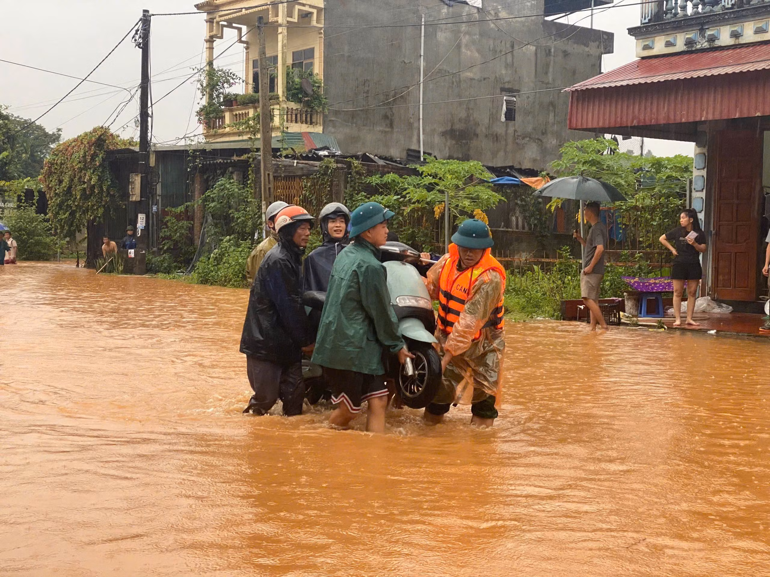 Giúp dân di chuyển tài sản..jpg