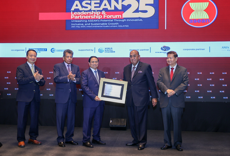 Viện KSI vinh danh Thủ tướng Phạm Minh Chính là Nhà Lãnh đạo ASEAN tiêu biểu năm 2025. Thủ tướng trân trọng cảm ơn và cho rằng đây là giải thưởng dành cho nhân dân, đất nước Việt Nam mà ông là người thay mặt để đón nhận. Viện KSI vinh danh Thủ tướng Phạm Minh Chính là Nhà Lãnh đạo ASEAN tiêu biểu năm 2025. Thủ tướng trân trọng cảm ơn và cho rằng đây là giải thưởng dành cho nhân dân, đất nước Việt Nam mà ông là người thay mặt để đón nhận.