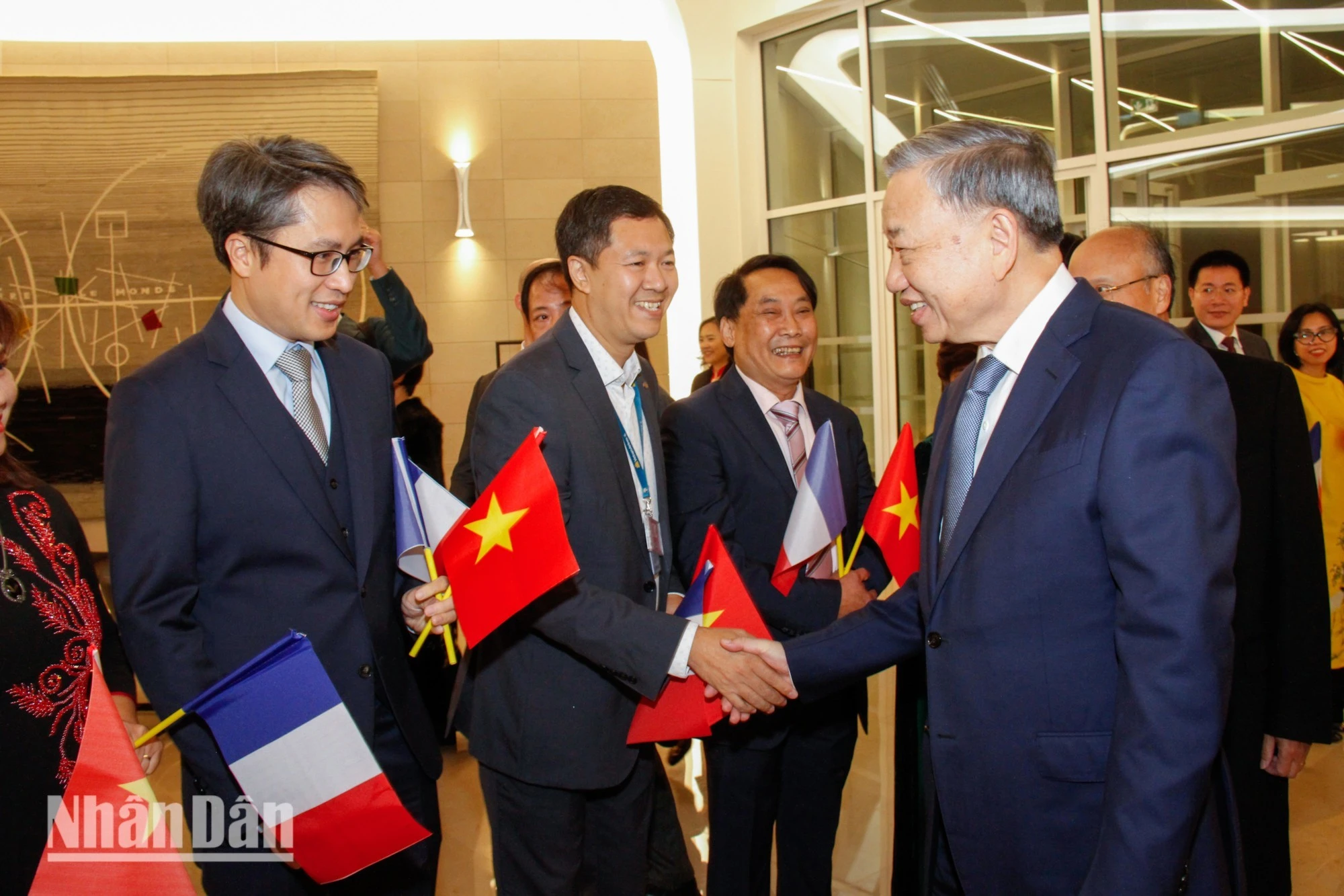Cán bộ, nhân viên Đại sứ quán và các cơ quan đại diện Việt Nam chào đón Tổng Bí thư, Chủ tịch nước Tô Lâm tại sân bay Orly.