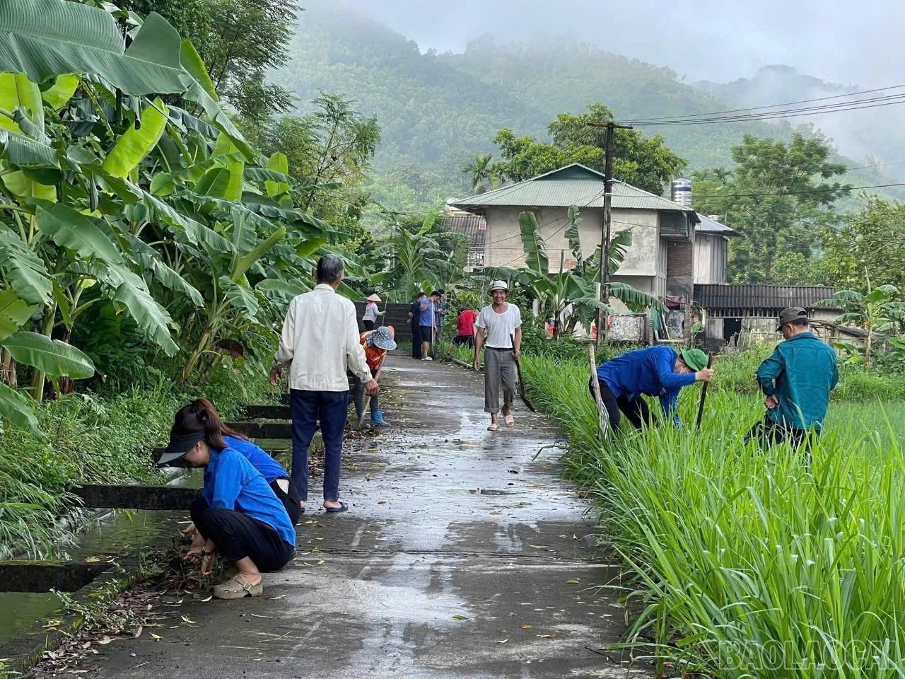 Người dân Bản Noỏng dọn dẹp vệ sinh tuyến đường Công trình “Thắp sáng đường quê”. 33.jpg