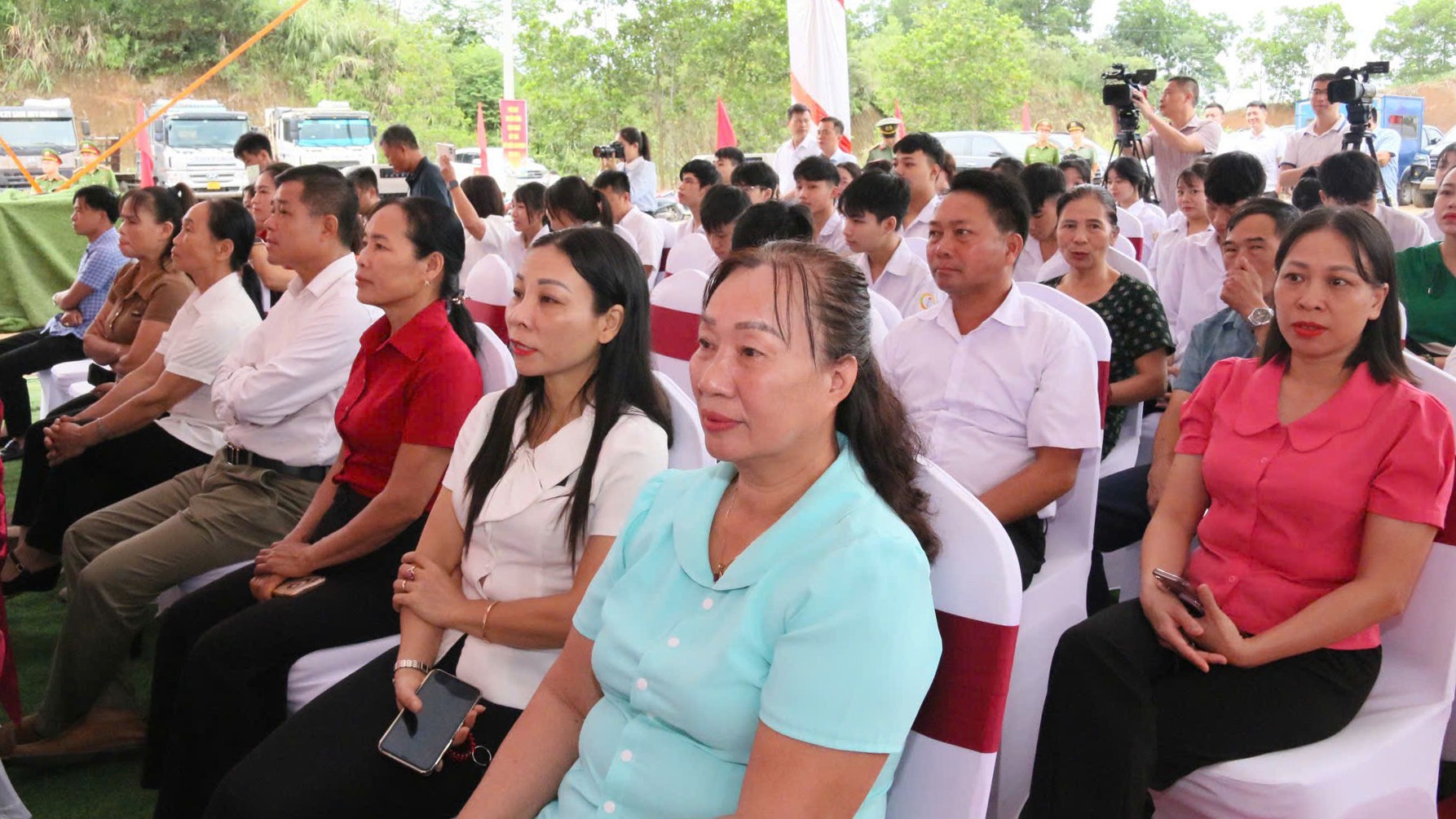 Đông đảo người dân và công nhân lao động tham gia Lễ khởi công. z6921467583426-a232b48a5e86e494c9e38f6b96803909.jpg