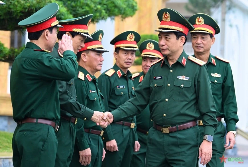 Thủ trưởng Bộ tư lệnh Quân khu 2 đón Đại tướng Phan Văn Giang đến dự, chủ trì hội nghị.