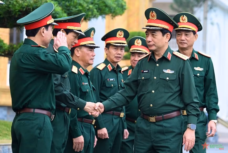 Thủ trưởng Bộ tư lệnh Quân khu 2 đón Đại tướng Phan Văn Giang đến dự, chủ trì hội nghị.