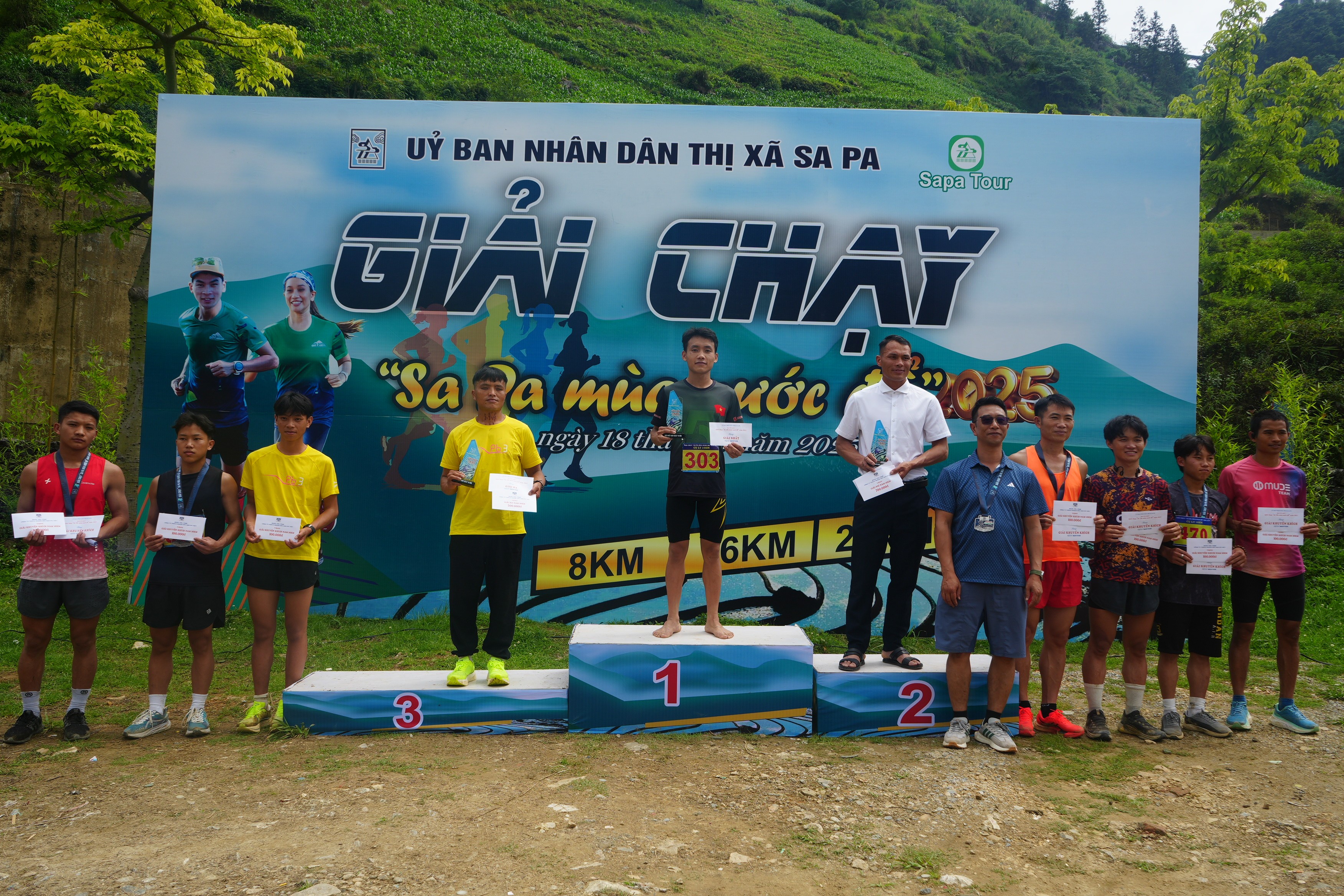 Trao giải cho vận động viên đạt thành tích cao ở các nội dung. trao-giai-cho-noi-dung-nam-16-km.jpg