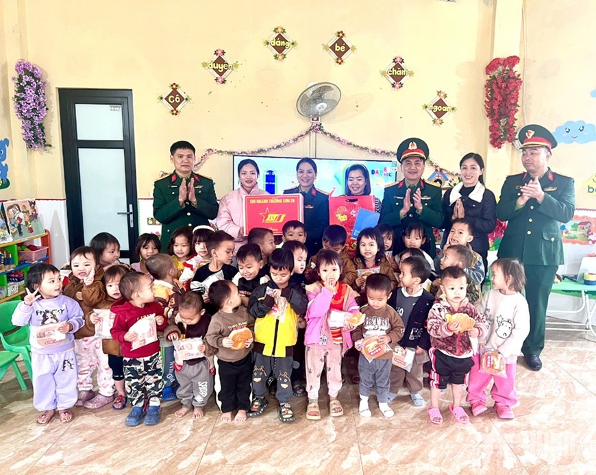 Chi nhánh Trường Sơn 28 (Binh đoàn 12) trao quà tặng cô và trò phân hiệu Nậm Tông, Trường Mầm non Nậm Lúc.