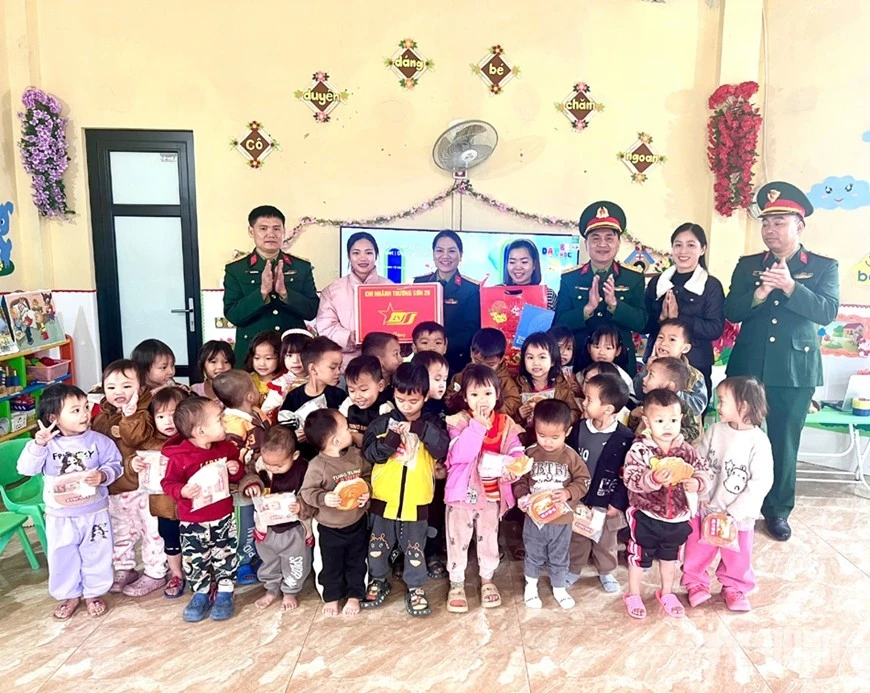Chi nhánh Trường Sơn 28 (Binh đoàn 12) trao quà tặng cô và trò phân hiệu Nậm Tông, Trường Mầm non Nậm Lúc.