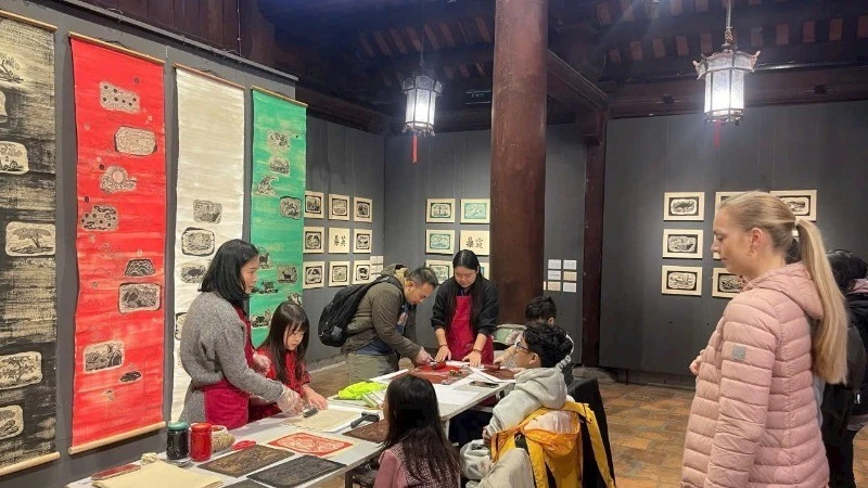 Người dân và du khách thích thú trải nghiệm in tranh Cửu đỉnh tại Văn Miếu-Quốc Tử Giám.