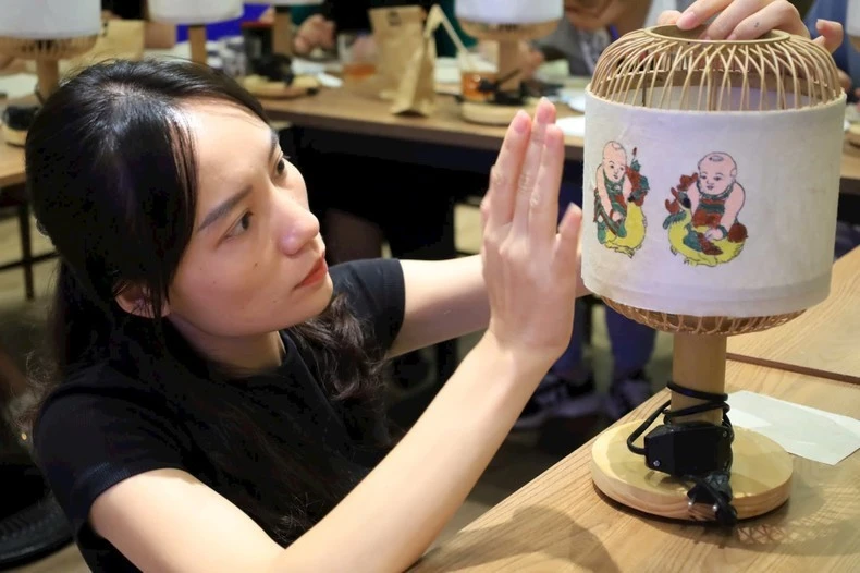 Tranh dân gian Đông Hồ được ứng dụng vào sản xuất sản phẩm đèn bàn.