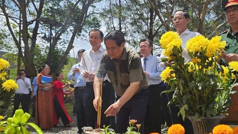 Thủ tướng Phạm Minh Chính dâng hương tại phần mộ Tổng Bí thư Lê Hồng Phong tại Nghĩa trang Hàng Dương.