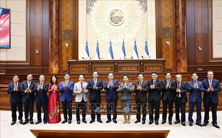 Chủ tịch Quốc hội Trần Thanh Mẫn và đại biểu tham quan Trụ sở Thượng viện Uzbekistan.
