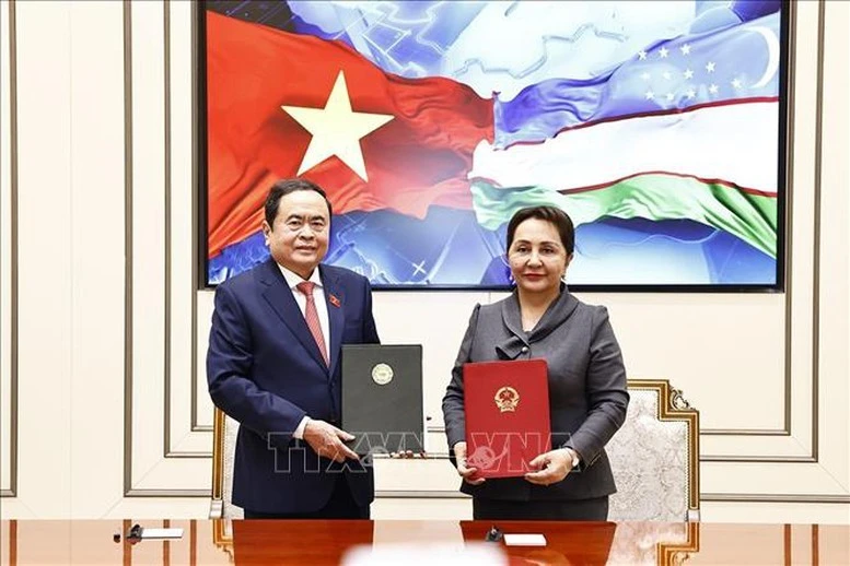 Chủ tịch Quốc hội Trần Thanh Mẫn và Chủ tịch Thượng viện Uzbekistan Tanzila Narbaeva ký kết văn kiện hợp tác giữa Quốc hội hai nước.