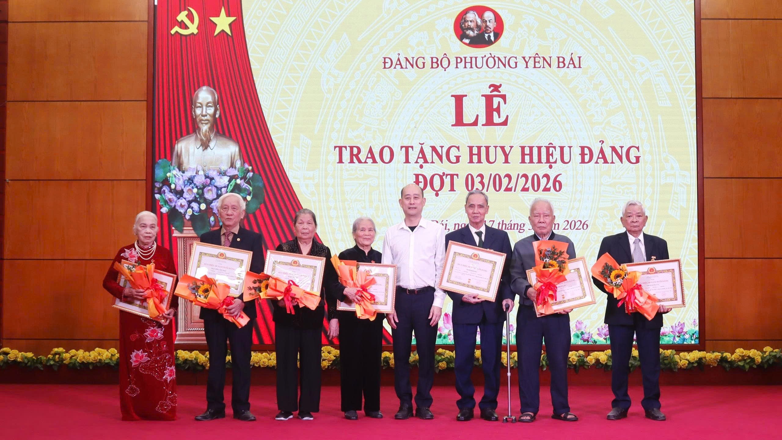 dong-chi-pho-bi-thu-chu-tich-ubnd-phuong-phung-tien-thanh-trao-tang-huy-hieu-60-nam-tuoi-dang-cho-cac-dang-vien.jpg
