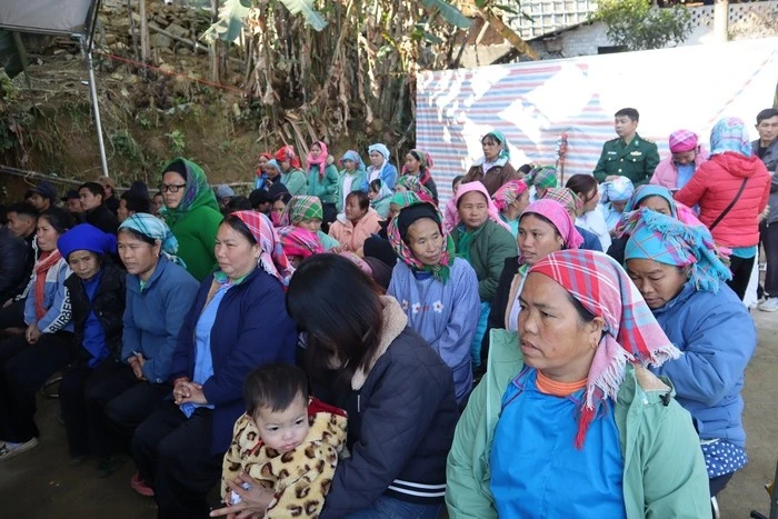 Dẫu thời tiết ở nhiệt độ dưới 10 độ C nhưng người dân 2 thôn Hóa Chư Phùng và Lũng Choáng đều đến dự chương trình từ rất sớm.