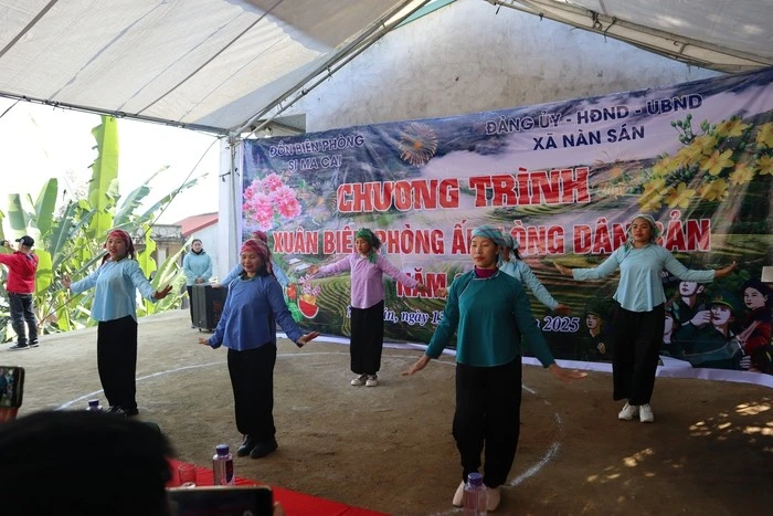 Đội nhảy dân vũ của Hội LHPN xã Nàn Sán nhận được nhiều tán thưởng, trầm trồ của người xem tại chương trình "Xuân biên phòng ấm lòng dân bản".